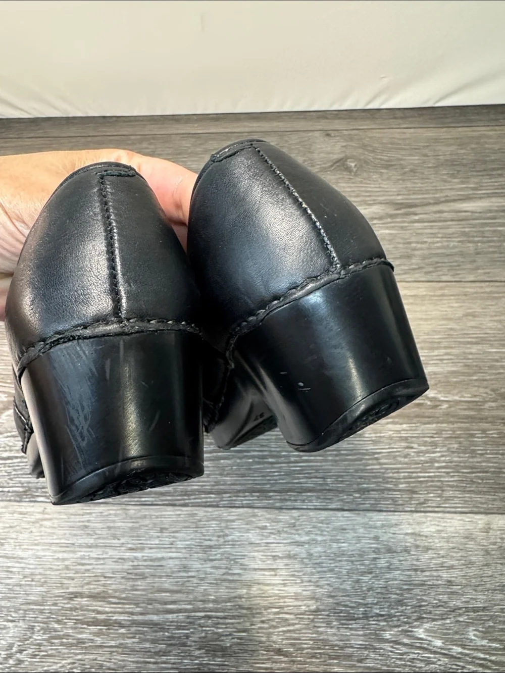 Dansko Black Slip-On Leather clogs woman’s SZ 37 (h25)